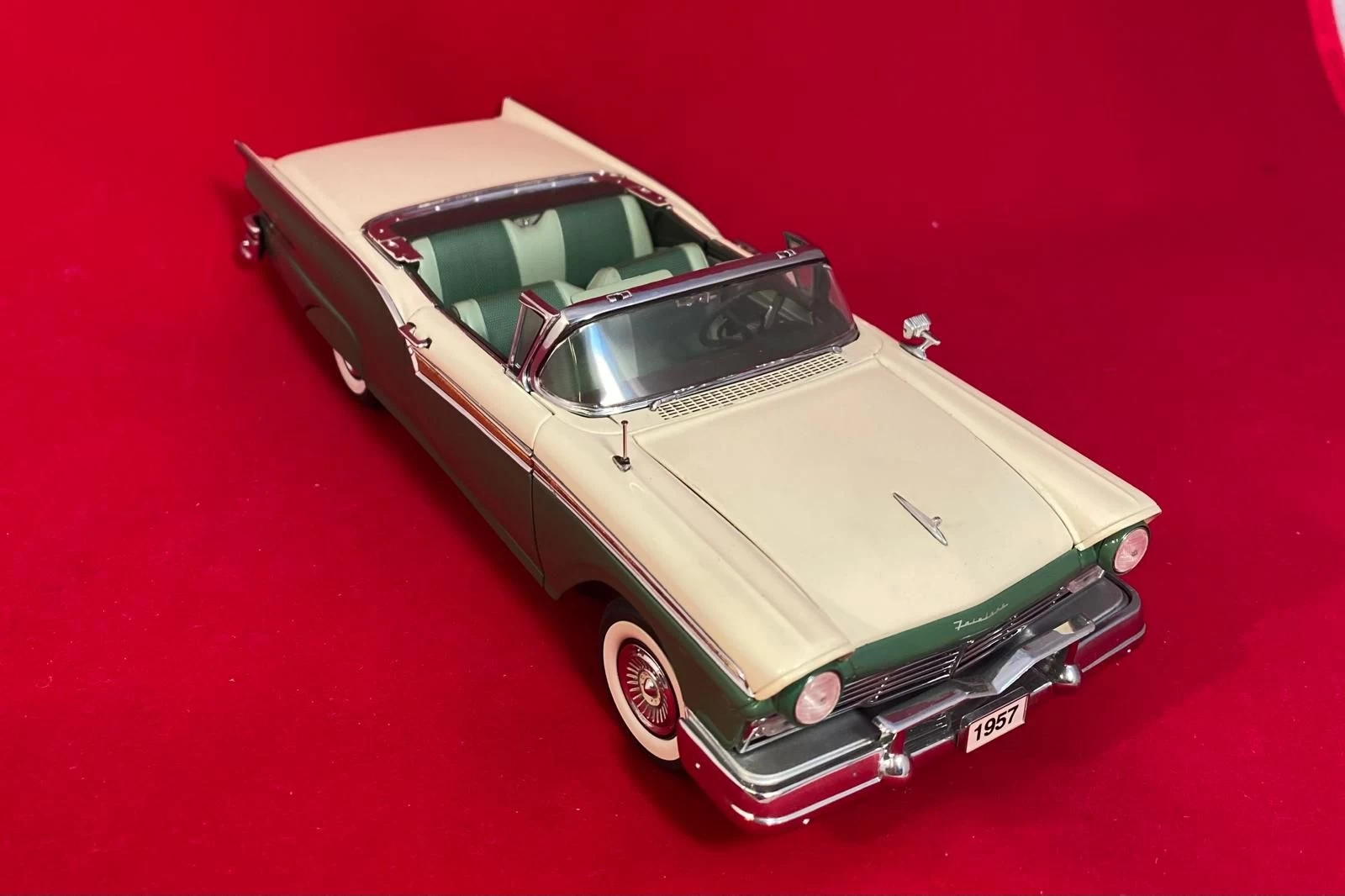 Danbury Mint 1957 Ford Fairlane 500 Skyliner